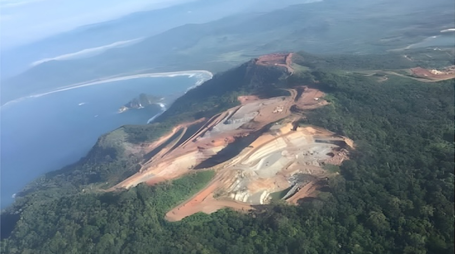 Gunung Tumpang Pitu Banyuwangi dipandang dari atas. Sejak foto ini diambil 2018, tambang semakin meluas (WALHI Jatim)